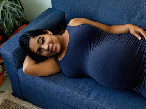 pregnant girl playing with her pussy